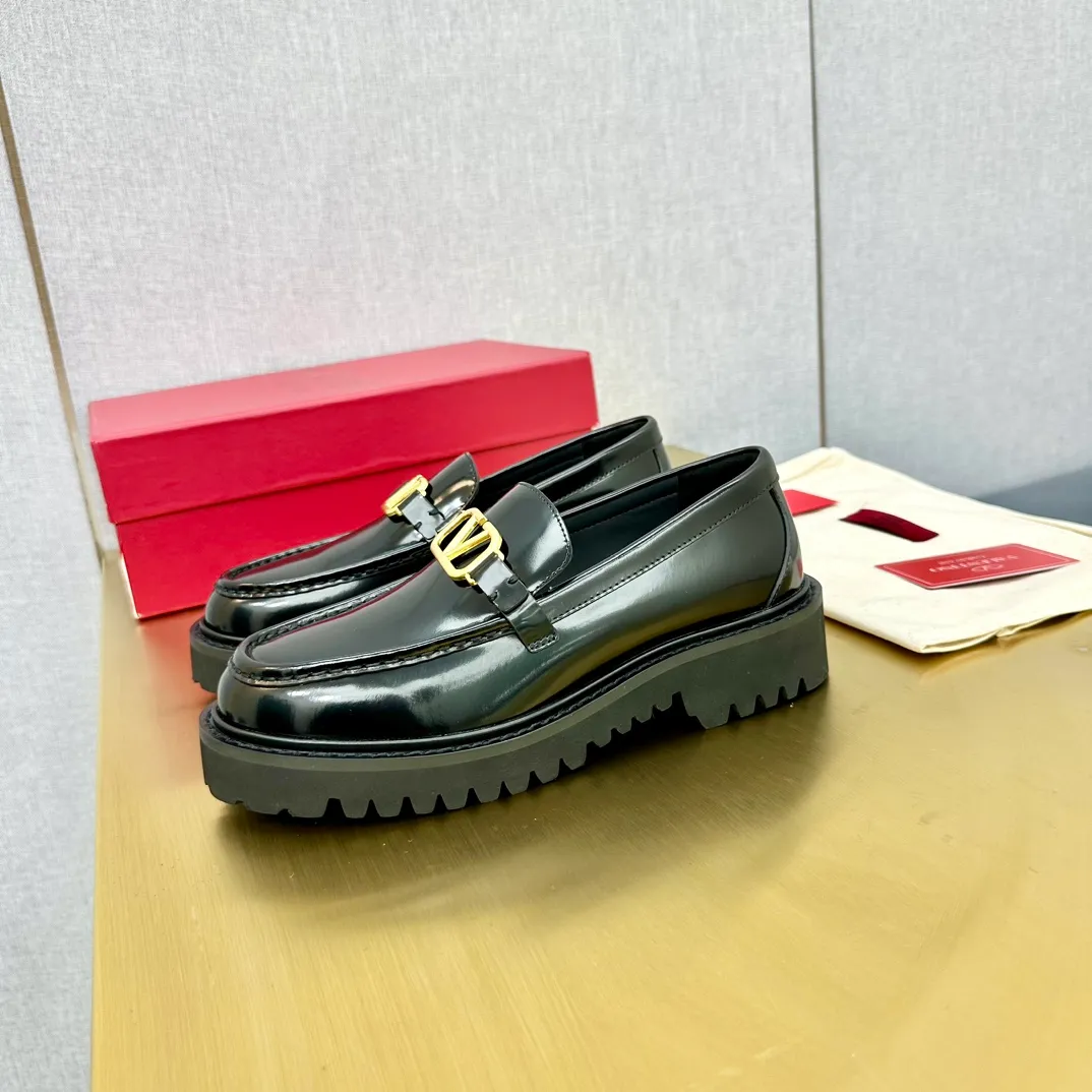 👟👟Ex-factory price 560👟👟 2024【VALENTINO】Valentino's early spring fashionable slip-on loafers are hot new🆕 Versatile style with temperament💃🏻 Slay the whole audience immediately when you put them on [Love] The ultra-simple design is more timeless and attractive! Fashionable and neat feeling, it is a magic tool for increasing your height and slimming down ✨ The shoe collar is specially added with anti-wear latex! You won't feel tired after walking all day long🦶🏻 The upper is made of open-edge beaded cowhide material and paired with a calfskin lining, which is full of texture! 👿Bottom thickness 4.0cm 👿Color: Black Brown 👿Size: 35-40 Factory ready supply